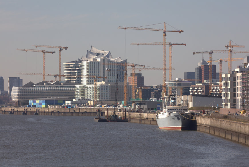 Logistische Meisterleistung: 25 Liebherr-Turmdrehkrane arbeiten am Überseequartier in der HafenCity in Hamburg